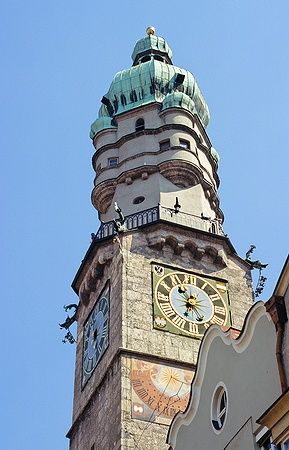 La Torre della Città di Innsbruck in Austria con uno sfondo di cielo azzurro.