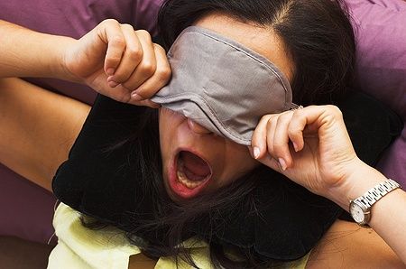 Donna su un volo si sveglia con una mascherina per dormire.