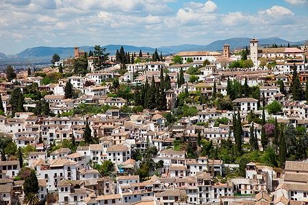 Vista panoramica del quartiere Albayzin a Granada con tetti di tegole.
