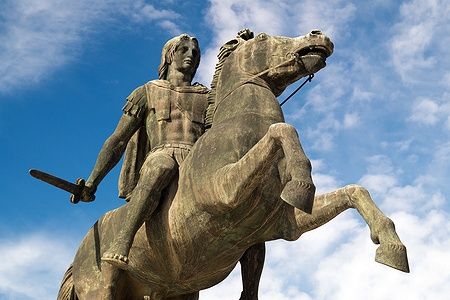 Statua di Alessandro Magno a Salonicco, Grecia, contro un cielo azzurro.