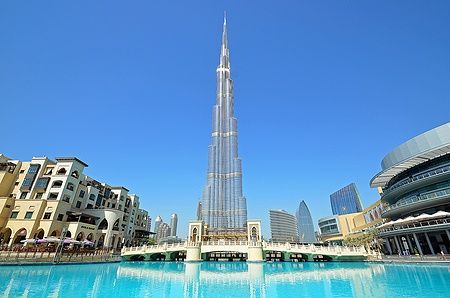 Il Burj Khalifa si staglia contro un cielo azzurro a Dubai.