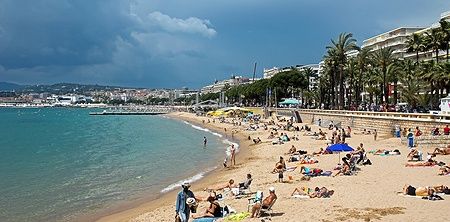 Persone sulla spiaggia di Plage de la Croisette a Cannes.