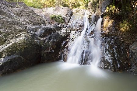 Cascata Na Muang I tra rocce e vegetazione a Ko Samui, Thailandia.