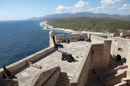 Vista del Castillo del Morro a Santiago de Cuba con l'oceano sullo sfondo.