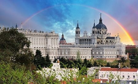 La Cattedrale dell'Almudena a Madrid con un arcobaleno sullo sfondo.