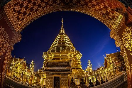 Tempio Wat Phra That Doi Suthep illuminato di notte a Chiang Mai, Thailandia.