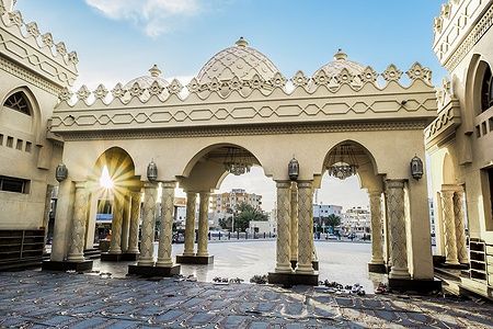 Cortile di una moschea a Hurghada con luce solare tra le colonne.