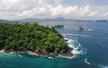 Vista aerea della costa occidentale della Costa Rica con foreste e mare.