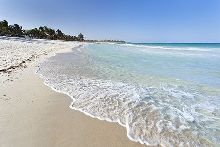 Spiaggia di Diani in Kenya con sabbia bianca e acqua cristallina.