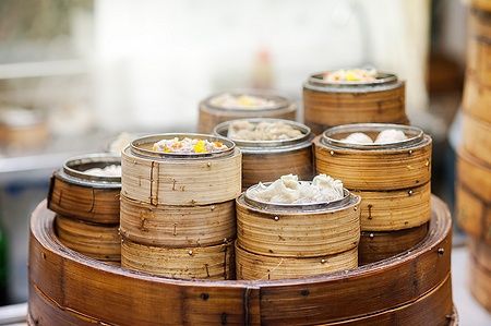 Cestelli di bambù pieni di dim sum in un ristorante a Hong Kong.