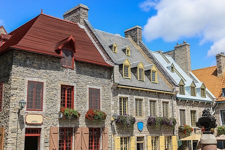 Edifici storici con tetti colorati a Quebec City, Canada, in una giornata estiva.