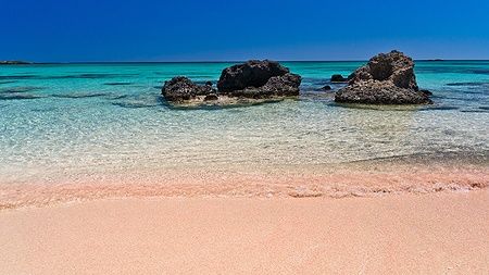 Sabbia rosa e acque turchesi a Elafonisi, Creta.