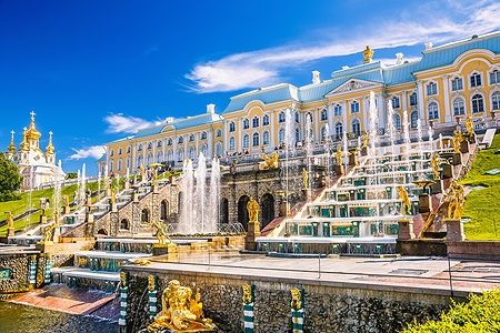 La Gran Cascata di Peterhof a San Pietroburgo con fontane scintillanti e palazzo sullo sfondo.