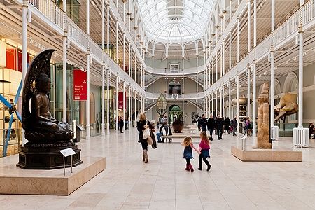 Visita alla Grand Gallery del National Museum of Scotland con statue e visitatori.
