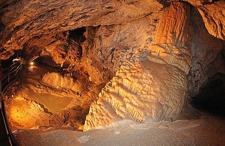Interno della Grotta della Libertà di Demanovska con stalattiti illuminate.