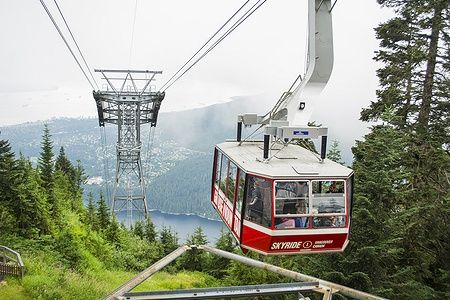 Funivia rossa sul Grouse Mountain in una foresta verde con vista su Vancouver.