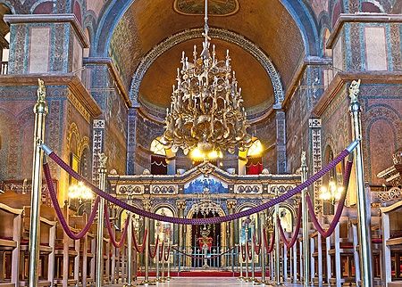 Interno della chiesa di Hagia Sophia a Salonicco con iconostasi e lampadario dorato.