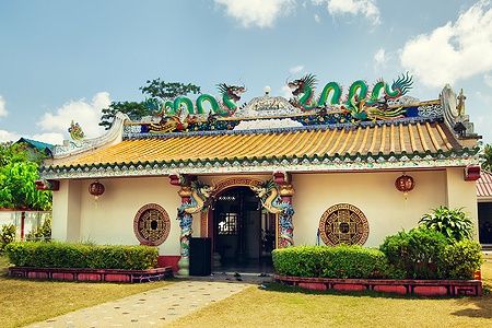 Tempio cinese Hainan con decorazioni di dragoni a Nathon, Koh Samui.