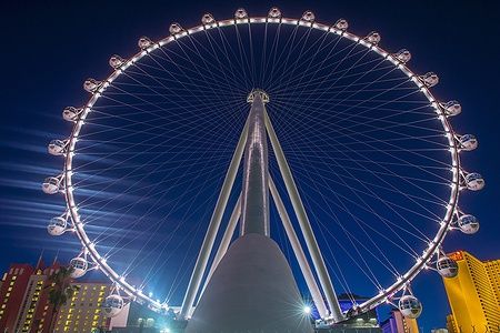 La ruota panoramica High Roller illuminata a Las Vegas di notte.