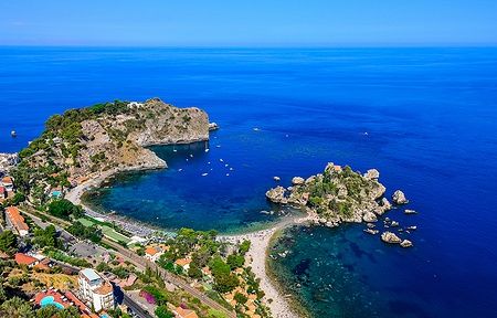 Vista aerea della spiaggia di Isola Bella a Taormina, Sicilia, Italia.