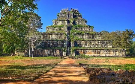 La piramide a sette piani di Prasat Prang nel complesso di Koh Ker, Cambogia.