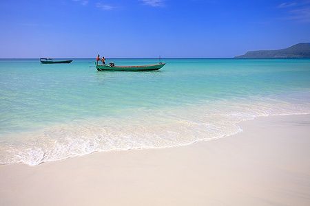 Barca da pesca in laguna azzurra sull'isola di Koh Rong, Cambogia.