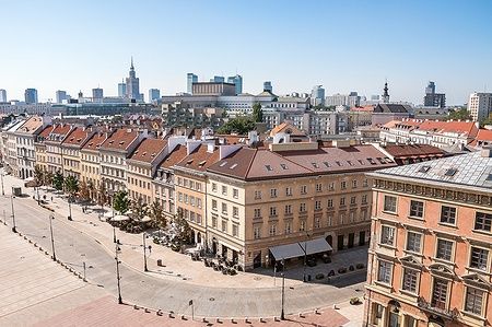 Veduta aerea di Krakowskie Przedmieście a Varsavia con edifici storici e moderno skyline.
