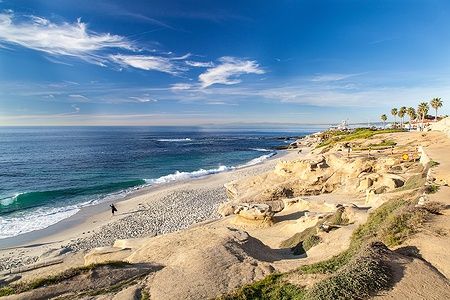 La Jolla Cove con scogliere e mare blu in una giornata soleggiata.