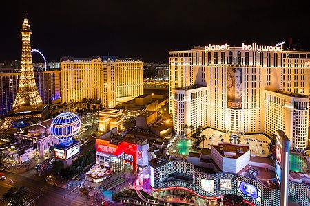 Las Vegas Boulevard di notte con hotel e casinò illuminati.