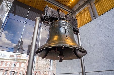La Liberty Bell nel palazzo dell'Independence Mall a Philadelphia.