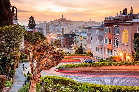 Lombard Street a San Francisco alba, strada sinuosa e fiori.