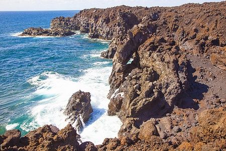 Costa rocciosa con onde a Los Hervideros, Lanzarote, Isole Canarie.