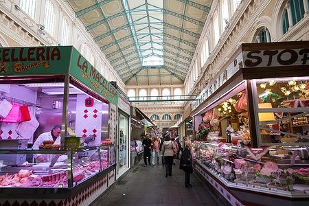 Interno del mercato di Livorno con bancarelle di carne e salumi