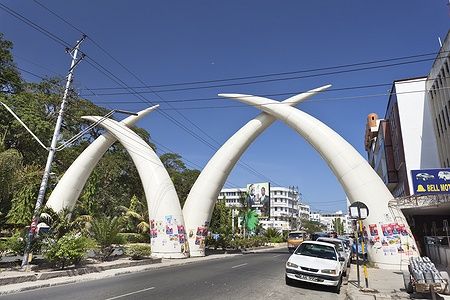 Le famose zanne di elefante su Moi Avenue a Mombasa, Kenya.