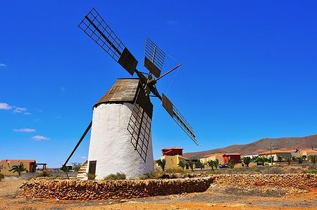 Vecchio mulino a vento ad Antigua, Fuerteventura, sotto un cielo azzurro.