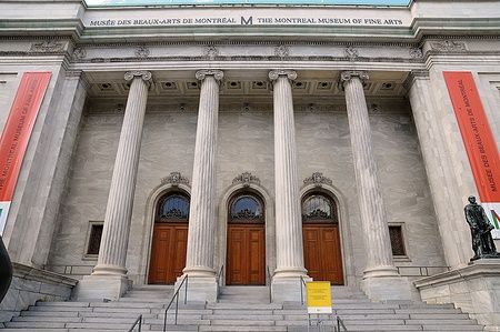 Facciata del Museo delle Belle Arti di Montreal con colonne classiche.