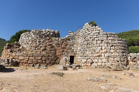 Il Nuraghe Palmavera nelle campagne di Alghero, Sardegna, in una giornata soleggiata.