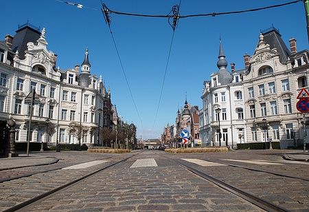 Edifici storici lungo Osylei Street ad Anversa, Belgio, sotto un cielo azzurro.
