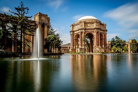 Vista del Palace of Fine Arts con lago e cielo blu a San Francisco.