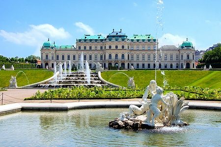 Palazzo Belvedere a Vienna con fontane e giardini ben curati.