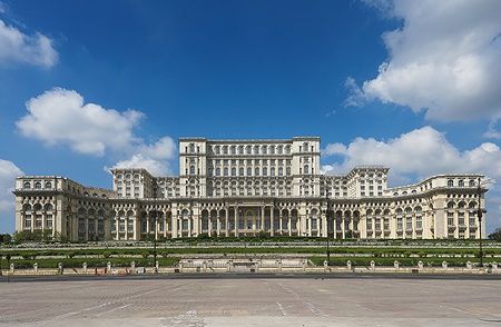 Il Palazzo del Parlamento a Bucarest sotto il cielo azzurro.