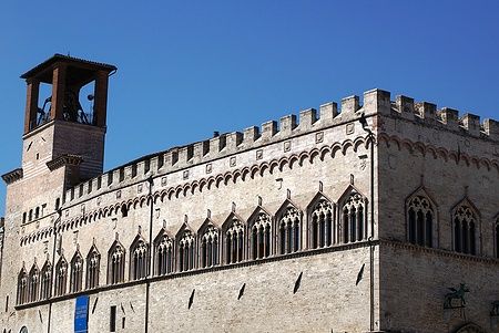 Palazzo dei Priori a Perugia, struttura medievale con finestre gotiche e merlature.