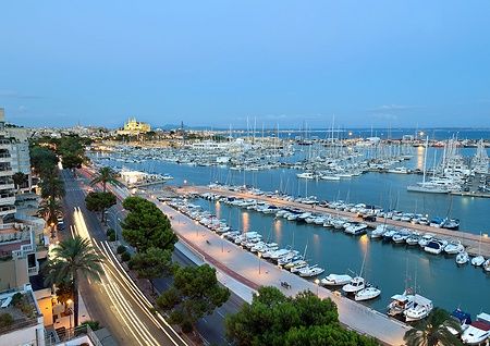 Porto di Palma di Maiorca al crepuscolo, con la Cattedrale di Santa Maria.