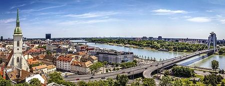 Vista panoramica di Bratislava con Chiesa di San Martino e Ponte SNP.