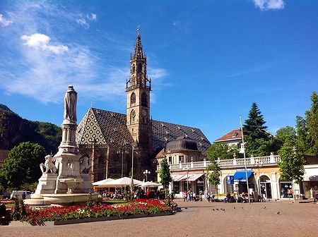 Piazza Walther a Bolzano con il Duomo sullo sfondo.