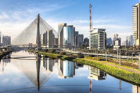 Ponte Estaiada a São Paulo riflesso nel fiume Pinheiros.