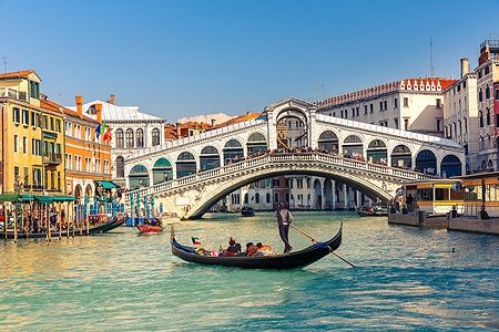 Gondola sul Canal Grande davanti al Ponte di Rialto a Venezia.