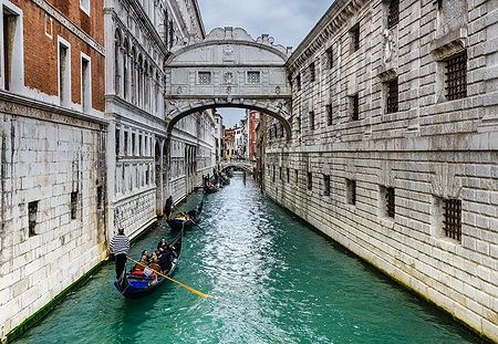 Gondole sotto il Ponte dei Sospiri a Venezia in una giornata di marzo.
