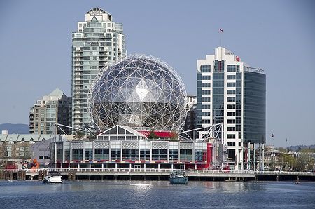Science World a Vancouver con cupola geodetica e skyline moderno.