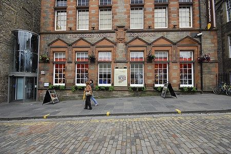 Facciata del The Scotch Whisky Heritage Centre a Edimburgo con persone davanti.
